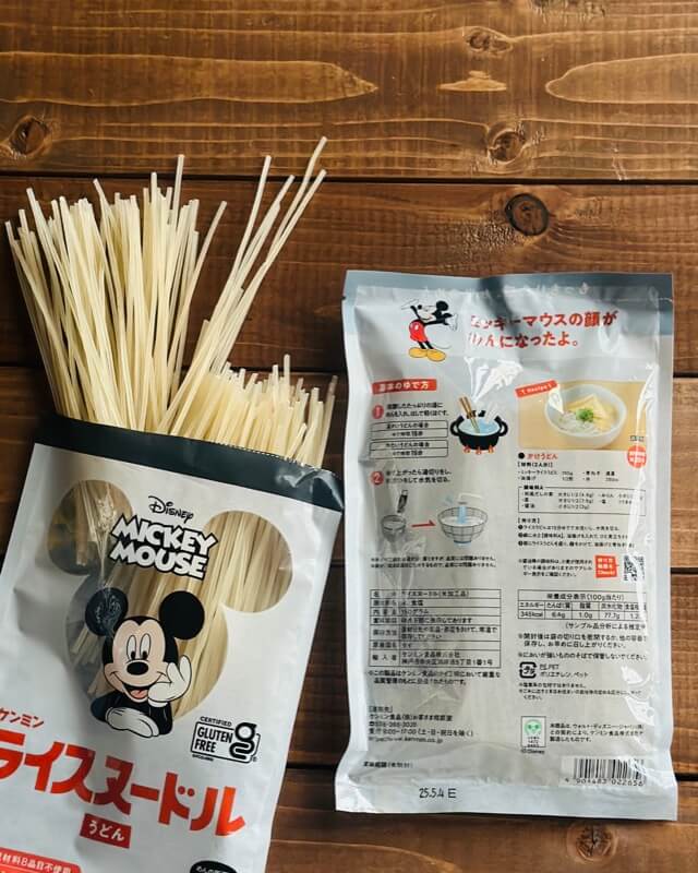 白のミッキーマウス型の米粉麺